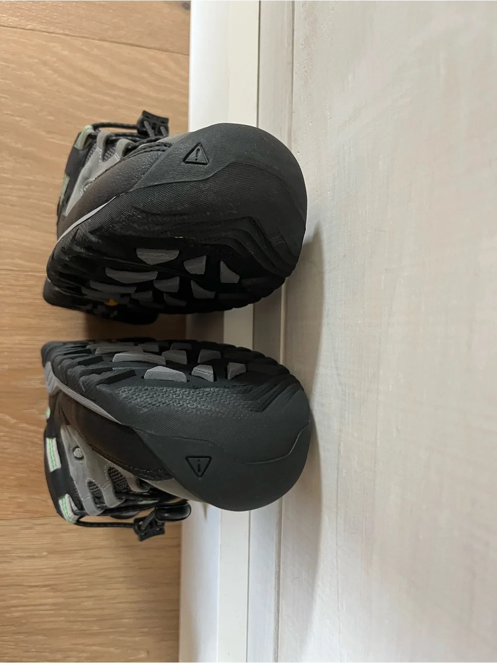 Keen Targhee Low WP big kids hiking waterproof shoes sneakers NWOT EU 37 US 5